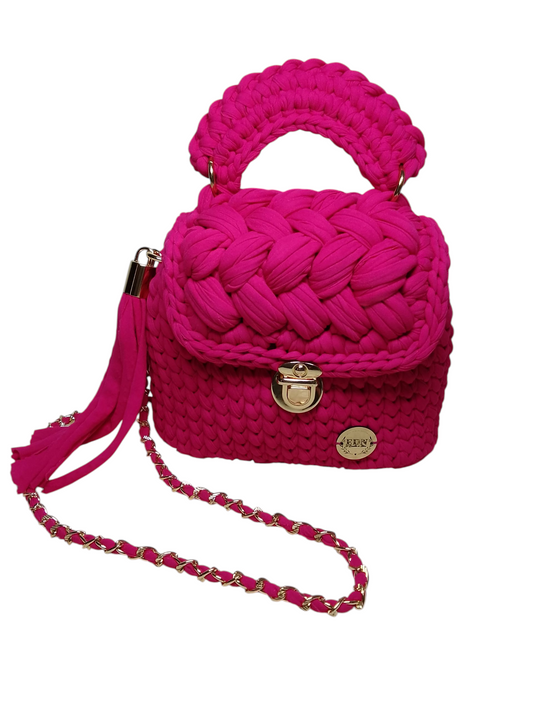 Bolso en trapillo pluma color fucsia. Bolso ligero tejido a mano.