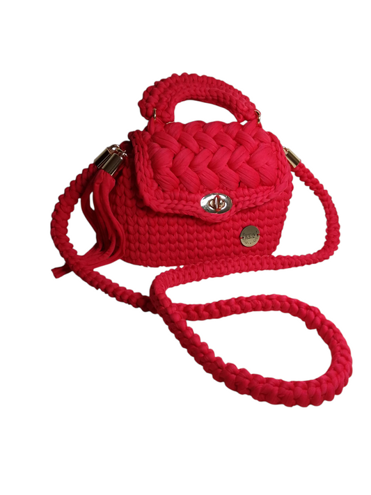Bolso pequeño tejido con trapillo pluma. Bolso bandolera color sandía.