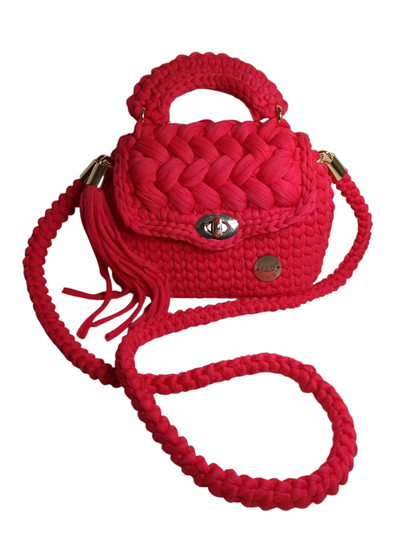 Bolso pequeño tejido con trapillo pluma. Bolso bandolera color sandía.