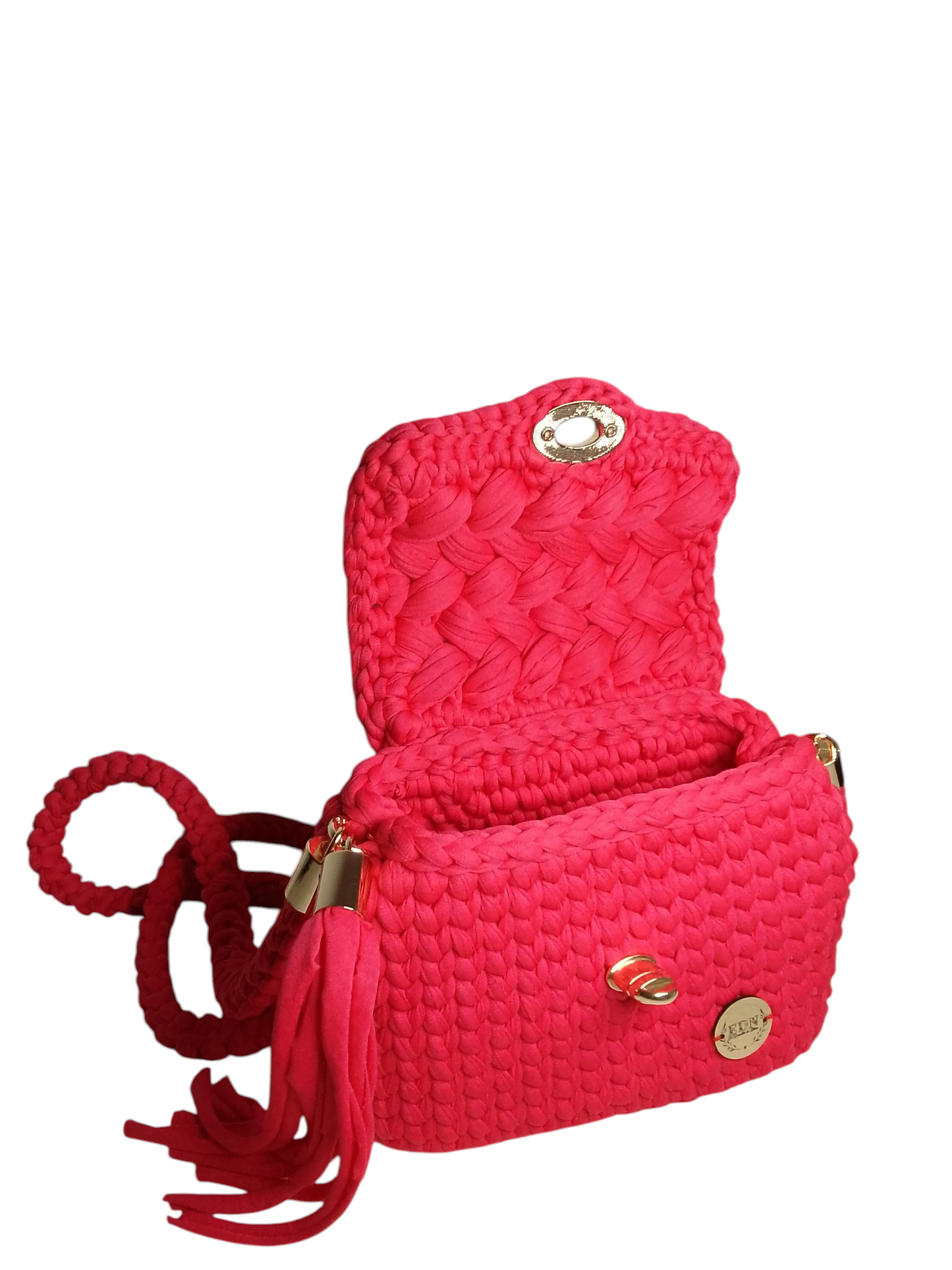 Bolso pequeño tejido con trapillo pluma. Bolso bandolera color sandía.
