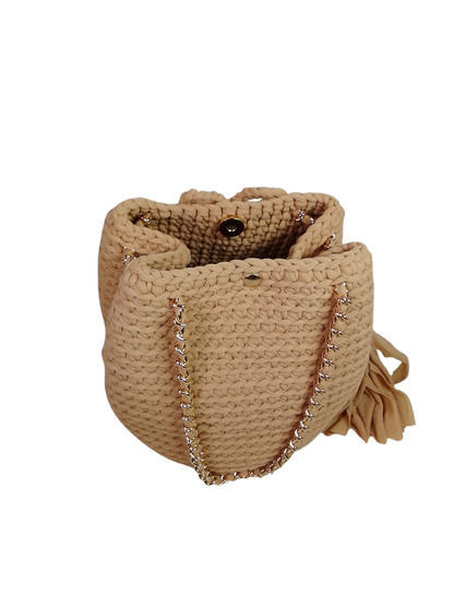 Bolso cubo beige.