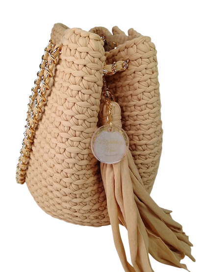 Bolso cubo beige.