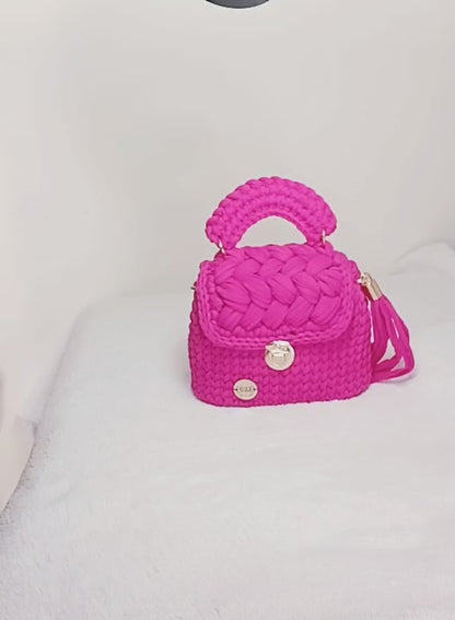 Bolso en trapillo pluma color fucsia. Bolso ligero tejido a mano.