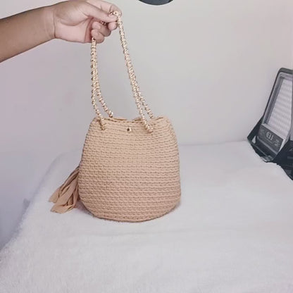 Bolso cubo beige.